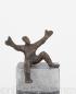 Mobile Preview: Handgegossene Bronzestatue auf einer Blausteinsäule von dem Bildhauer Francis Méan